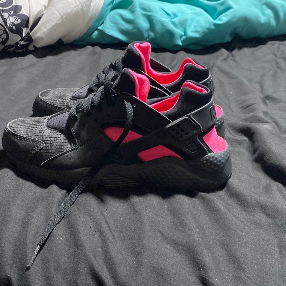 Only worn once Nike Huarache size 6.5 Y fits women size 8